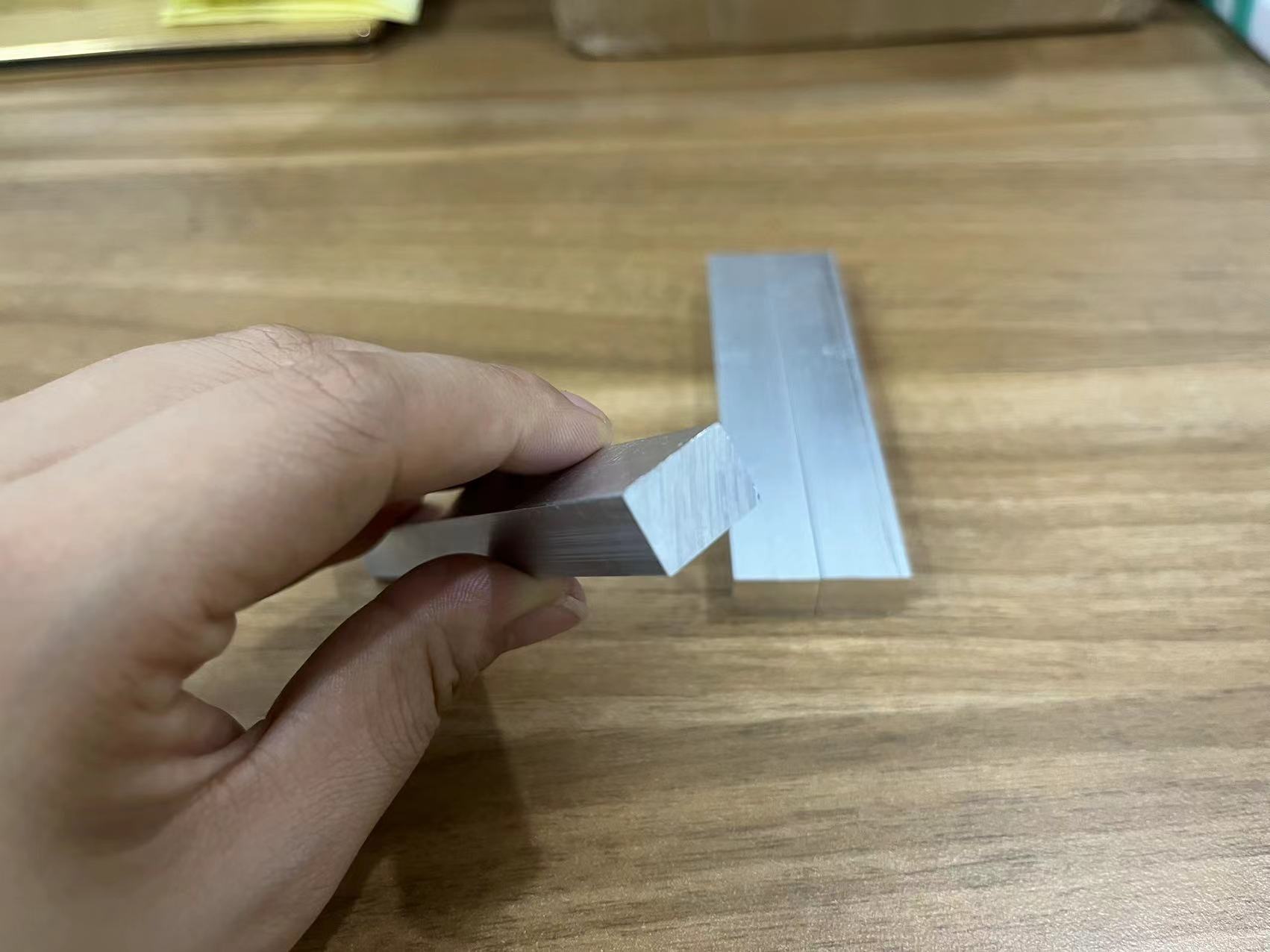 Alüminium düz çubuqları başa düşmək